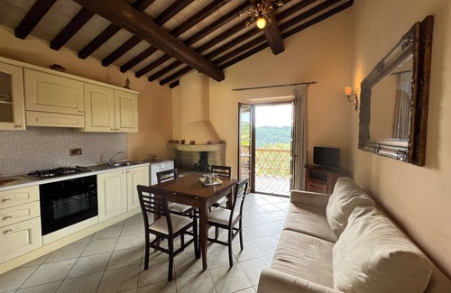 Gualdo Cattaneo Villa | VILLA DE PIEDRA EN LA CIMA DE UNA COLINA DE OLIVAS CON PISCINA