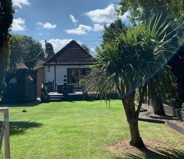 West Kingsdown Apartamento | Wychwood A Beautiful Country Style Bungalow