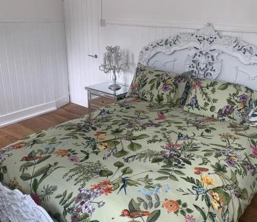 West Kingsdown Apartamento | Wychwood A Beautiful Country Style Bungalow