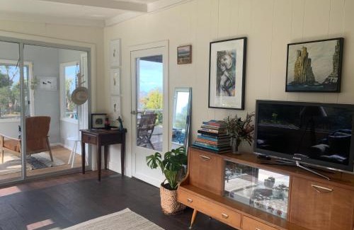 Simpsons Bay Casa | Wylah Cottage for a Peaceful Bruny Island Escape with Water Views, Fireplace & Wallabies