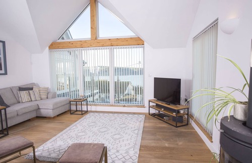 Gwbert Apartamento | Wyn y Mor - luxury home with sea views and a private hot tub