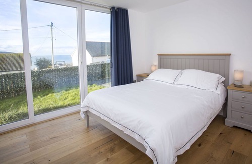 Gwbert Apartamento | Wyn y Mor - luxury home with sea views and a private hot tub