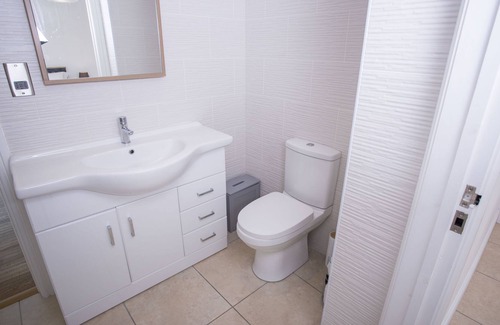 Gwbert Apartamento | Wyn y Mor - luxury home with sea views and a private hot tub