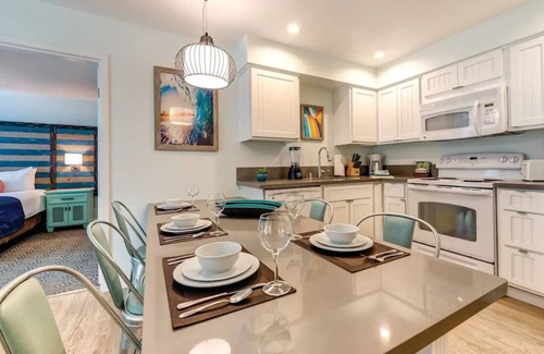 Mission Valley Condominio | Wyndham 2-BedRm condo in SD Mission Valley area w/kitchen, dining & living room.