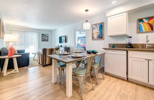 Mission Valley Condominio | Wyndham 2-BedRm condo in SD Mission Valley area w/kitchen, dining & living room.