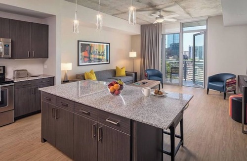 Warehouse District Condominio | Wyndham Austin Luxurious 2 Bedroom with Kitchen