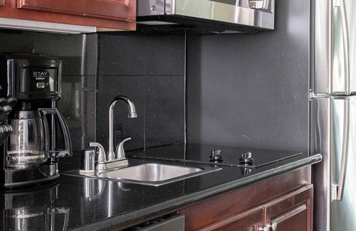 Gaslamp Quarter Complejo | Wyndham Harbour Lights Studio Deluxe – A Chic Urban Retreat!
