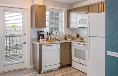 Yachting Village Condominio | Wyndham Newport Onshore|1BR/1BA Balcony King Suite
