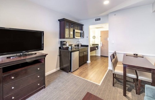 Anaheim Resort Hotel | Wyndham Peacock Suites - Spacious 1 Bedroom