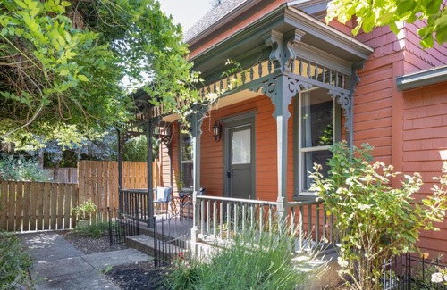 Carlton Casa | Wynkoop at Carlton: Taste of Europe, Walk to Wineries, Dog Friendly