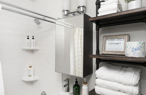 Harrison Township Cama Y Desayuno | Wynnwood classic condo