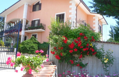 Cagnano Amiterno Villa | Villa rodeada de vegetación.