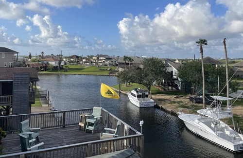 Freeport Casa | Xanadu/hidden paradise-beautiful 3story canal home-backyard fishing/crabbing