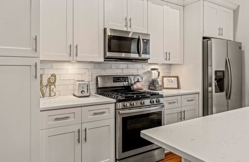 South Philadelphia Casa | XL Home, Movie Theater, Roof Deck, Parking Spot