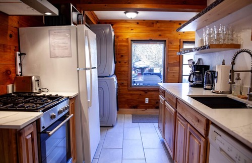 Keene Apartamento | Xplorer I - Keene | Modernized Private Apartment in Town | Centrally Located to Major Trailheads