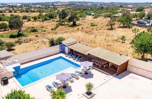 Albufeira Villa | MASSIVE VILLA W/ HEATABLE POOL, JACUZZI, A/C & FREE WIFI