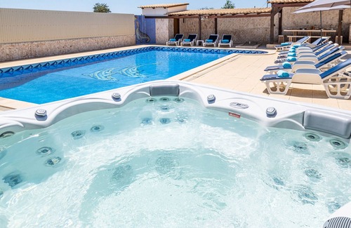 Albufeira Villa | MASSIVE VILLA W/ HEATABLE POOL, JACUZZI, A/C & FREE WIFI