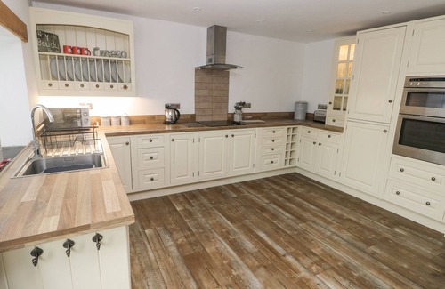 Crosswell Cabaña | Y BEUDY, romantic, with hot tub in Newport, Pembrokeshire