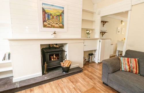 Bangor Cabaña | Y BWTHYN BACH, pet friendly, character holiday cottage in Tregarth