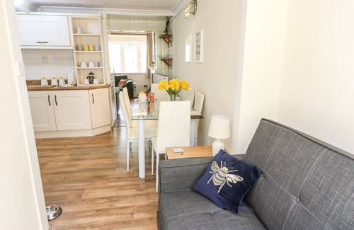 Bangor Cabaña | Y BWTHYN BACH, pet friendly, character holiday cottage in Tregarth