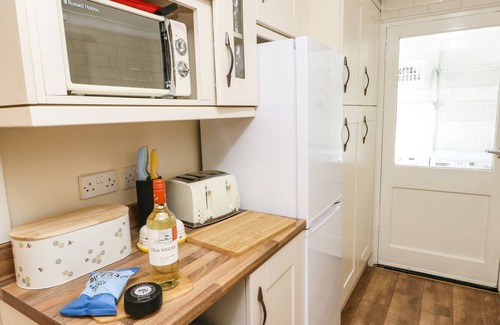 Bangor Cabaña | Y BWTHYN BACH, pet friendly, character holiday cottage in Tregarth