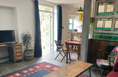 Saint Clears Casa | Y Bwthyn, Bohemian bolthole with log burner