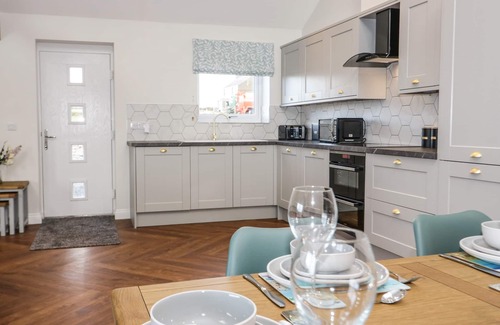 Rhosybol Cabaña | Y BWTHYN, pet friendly, with open fire in Amlwch