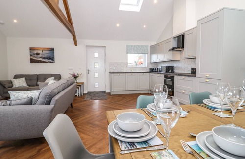 Rhosybol Cabaña | Y BWTHYN, pet friendly, with open fire in Amlwch