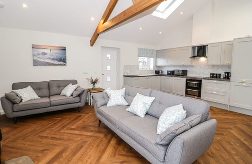 Rhosybol Cabaña | Y BWTHYN, pet friendly, with open fire in Amlwch