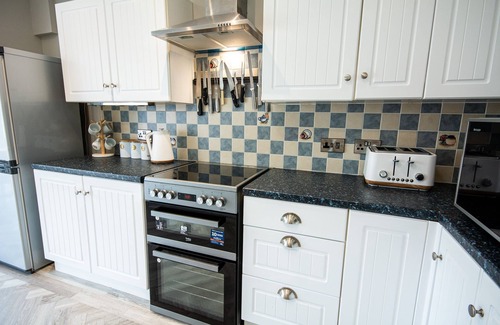 Llanfaelog Cabaña | Y Bwthyn - sleeps 4 guests in 2 bedrooms