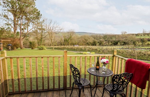 Tan-y-groes Cabaña | Y CABAN GLAS, pet friendly, character holiday cottage in Brynhoffnant