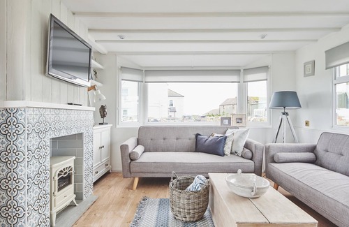 Llanerchymedd Cabaña | Little Mountain View - with stunning views and hot tub sleeps