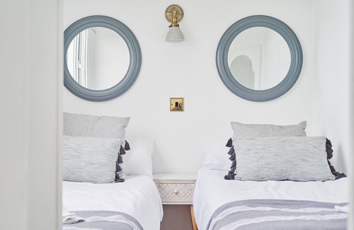 Llanerchymedd Cabaña | Little Mountain View - with stunning views and hot tub sleeps