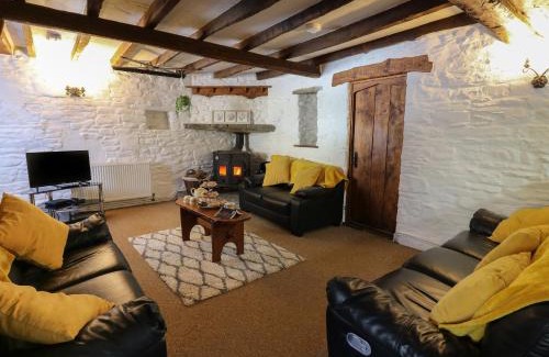Llanybydder Casa | Y Cartws