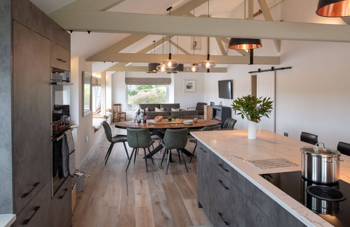 Malltraeth Casa | Y Cei - Newly renovated beach front holiday home