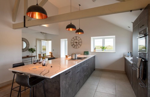 Malltraeth Casa | Y Cei - Newly renovated beach front holiday home