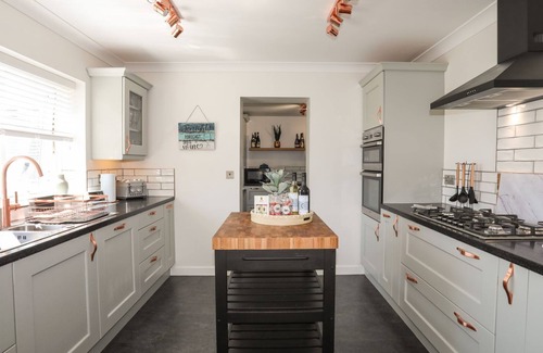 Llanfaelog Cabaña | Y GOEDWIG, pet friendly, country holiday cottage in Llanfaelog