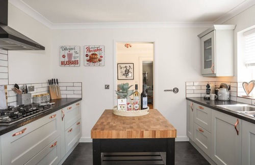 Llanfaelog Cabaña | Y GOEDWIG, pet friendly, country holiday cottage in Llanfaelog