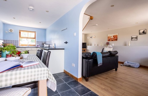 Llanfaelog Casa | Y Stabl at Glan Gors, una cabaña enclavada con vistas inigualables