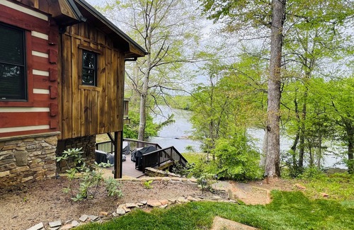 Arlington Cabina | Yadkin River Lodge-cozy stay on the bluffs overlooking the Yadkin River.