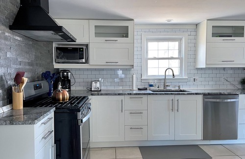 West Yarmouth Casa | Yarmouth Cottage - Outdoor Shower + Firepit