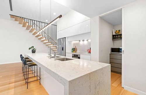 South Yarra Casa | Yarra Luxury | Chapel St, CBD & Gardens | Carpark