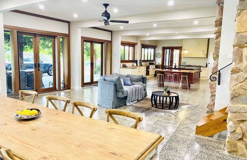 Yarra Glen Casa | Yarra Valley Holiday House - Stay amongst the vineyards - Sleeps 12 Guests