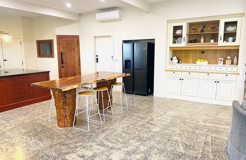 Yarra Glen Casa | Yarra Valley Holiday House - Stay amongst the vineyards - Sleeps 12 Guests