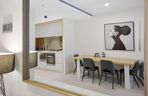 South Yarra Apartamento | YARRA · YARRA Toorak Rd & Chapel St. Pool, Gym & Parking