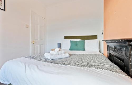 Abertillery Apartamento | Yasmins Cosy 3 Bed Home - Brand New, FREE Parking - Hosted by Stay Host Save