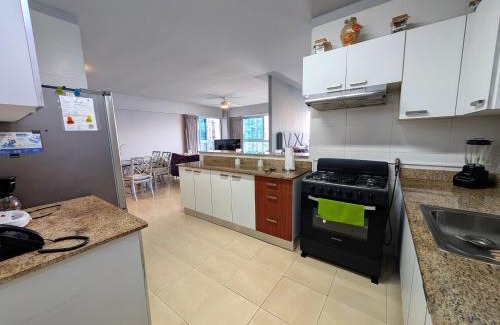 Marbella Apartamento | YC 2307 l Av Balboa 2 BDR bay view