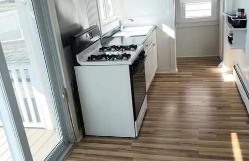 Portsmouth Cabaña | Year-round Newly Renovated Waterfront Cottage on Blue Bill Cove