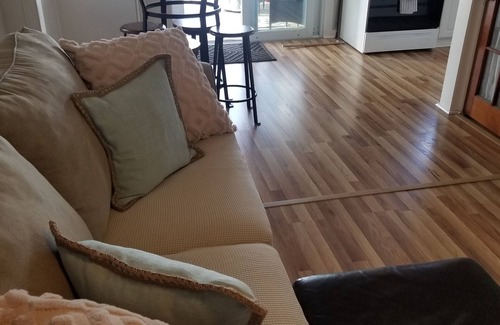 Portsmouth Cabaña | Year-round Newly Renovated Waterfront Cottage on Blue Bill Cove