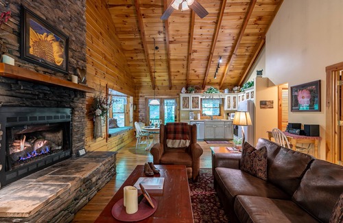 Banner Elk Cabina | Yearling - Cozy Log Cabin with Hot Tub between Valle Crucis and Banner Elk